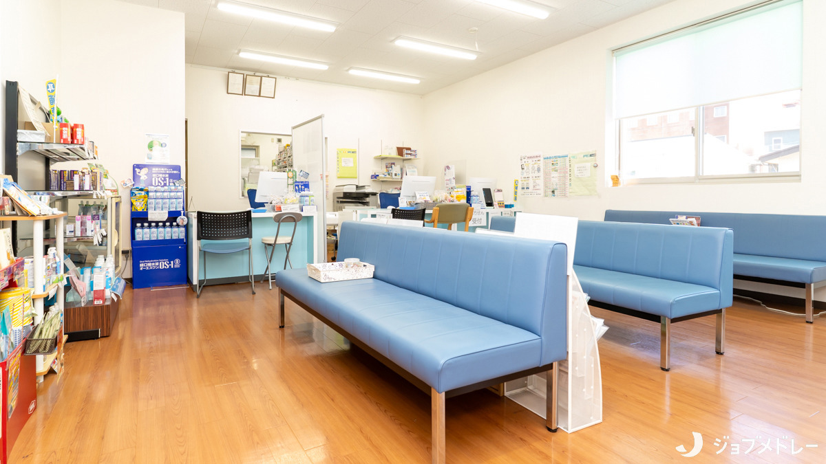 しなの調剤薬局（薬剤師の求人）の写真4枚目：待合室も広々としています