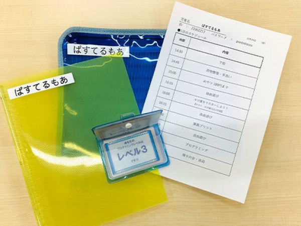 放課後等デイサービスぱすてるもあ（公認心理師/臨床心理士の求人）の写真3枚目：その日のスケジュールを出して、子どもたちはそれを見ながら課題に取り組みます。