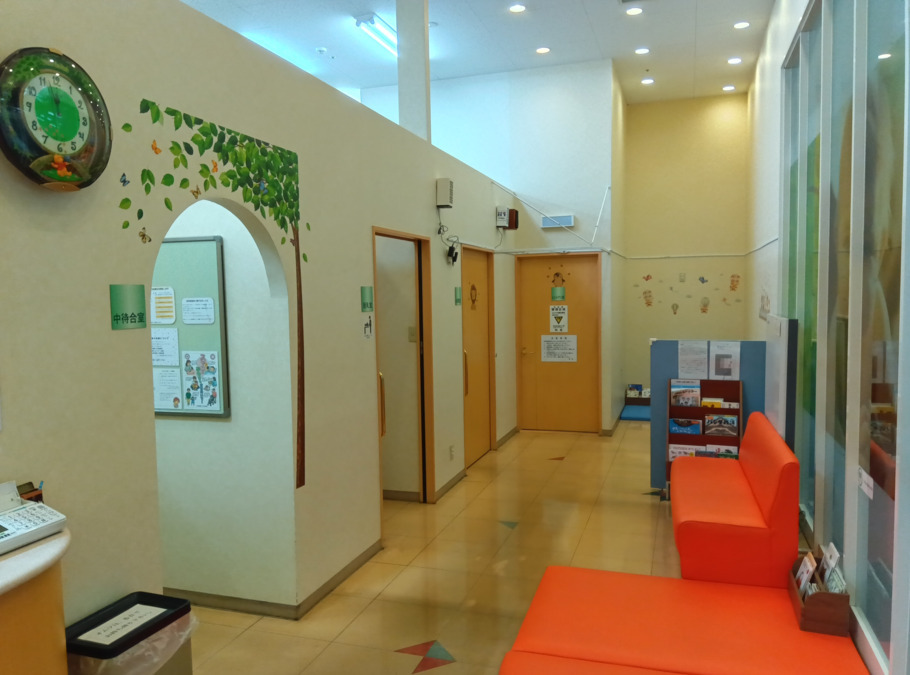 いよりこどもクリニック（看護師/准看護師の求人）の写真5枚目：開放感のある待合室