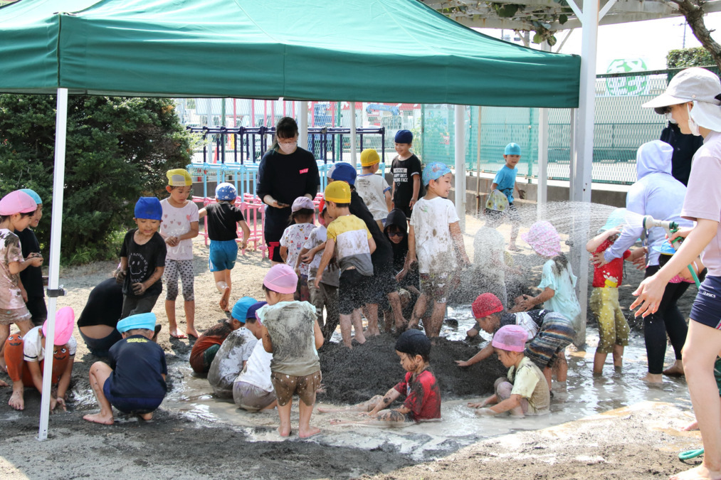 依知保育園（保育士の求人）の写真2枚目：どろんこ遊び