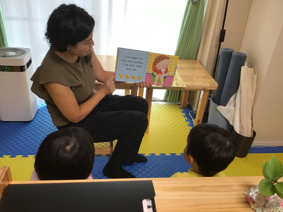 オデューラ デ アベニールの写真5枚目：英語のレッスンタイム！！
乳児だって静かに座って集中して学べるんです☆