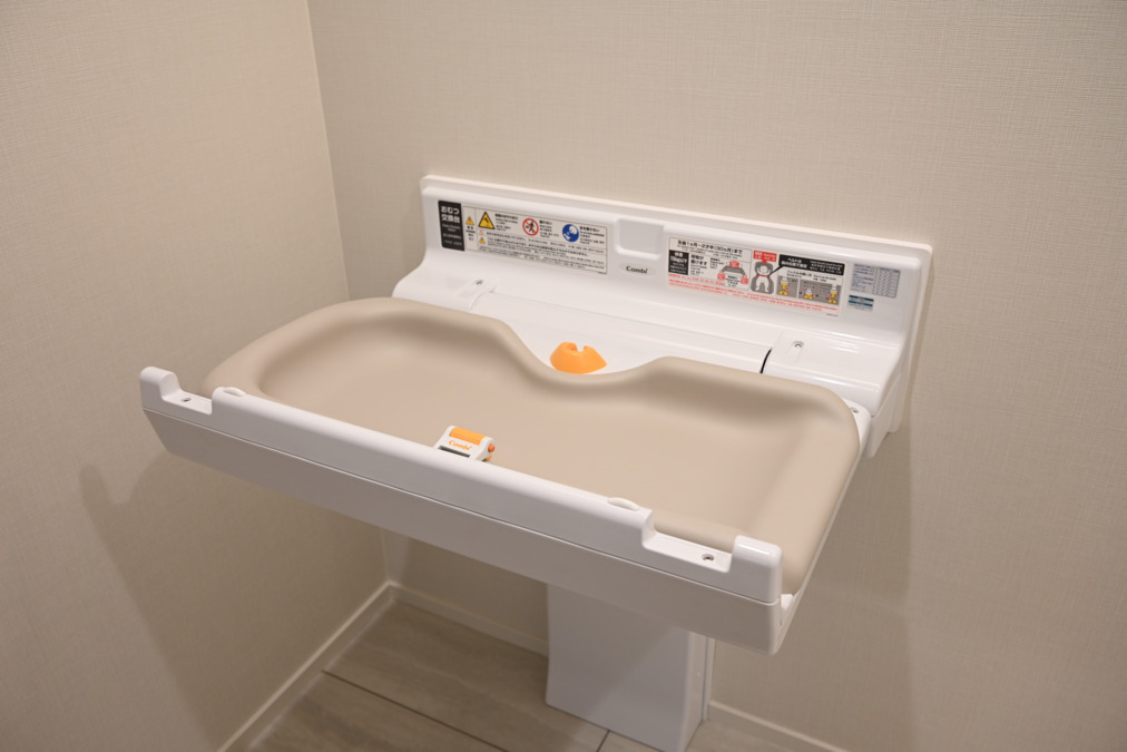 星野歯科クリニック（歯科医師の求人）の写真6枚目：お手洗いには、ベビーシートも完備！小さなお子様が居ても安心して通えます👶