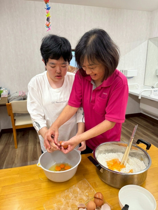 グランエミシスあま(生活支援員の求人)の写真5枚目:体操やお料理などレクリエーションも一緒にします