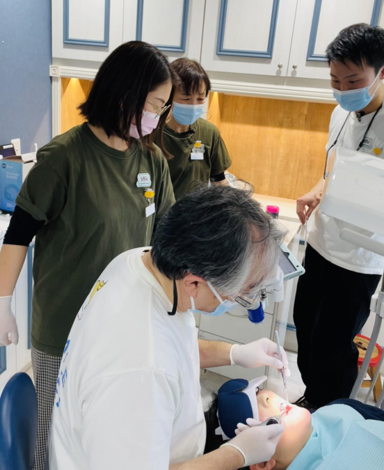 ゆめの森歯科いせはら（歯科助手の求人）の写真2枚目：初めは先輩についてもらいながら診療に慣れていただきます♪