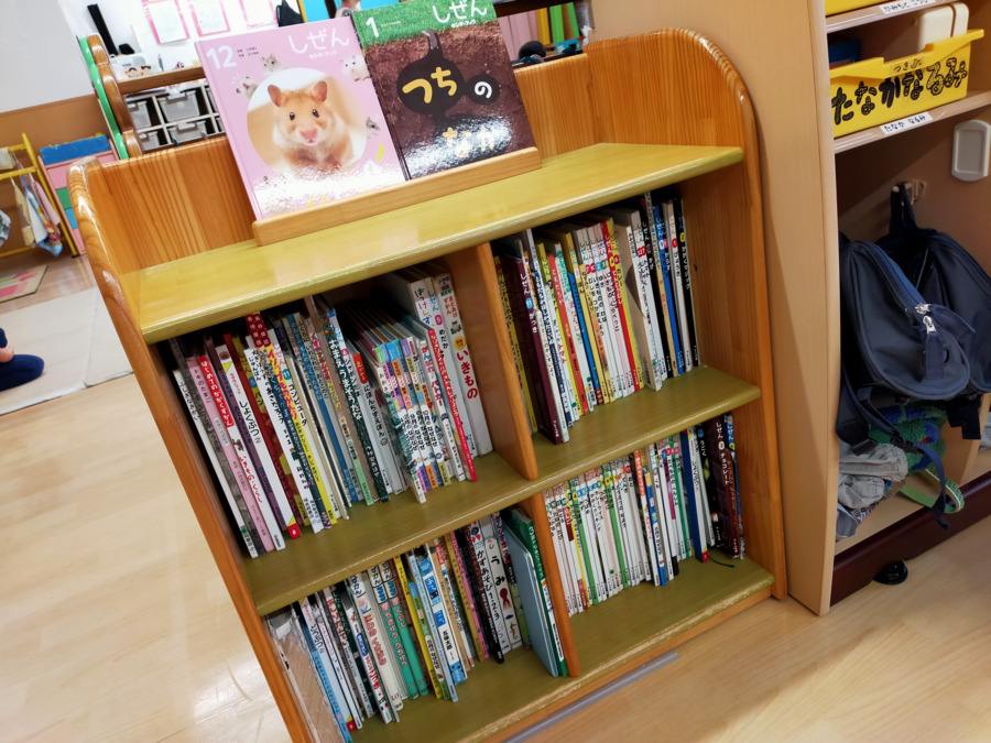 こびとの森幼保園の写真12枚目：言葉への関心を育て、豊かな情操、思考力、表現力の基礎を培います