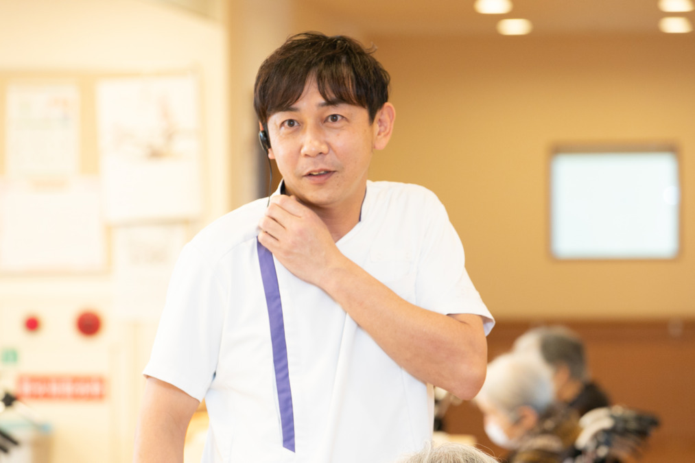 介護老人福祉施設ソルメゾン（介護職/ヘルパーの求人）の写真12枚目：インカムを使って情報を共有する職員
