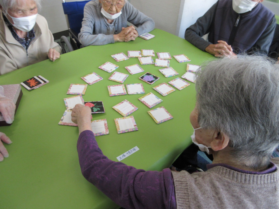 介護付き有料老人ホーム サンライズ茂原の写真8枚目:ご利用者様同士でテーブルゲームをしております。