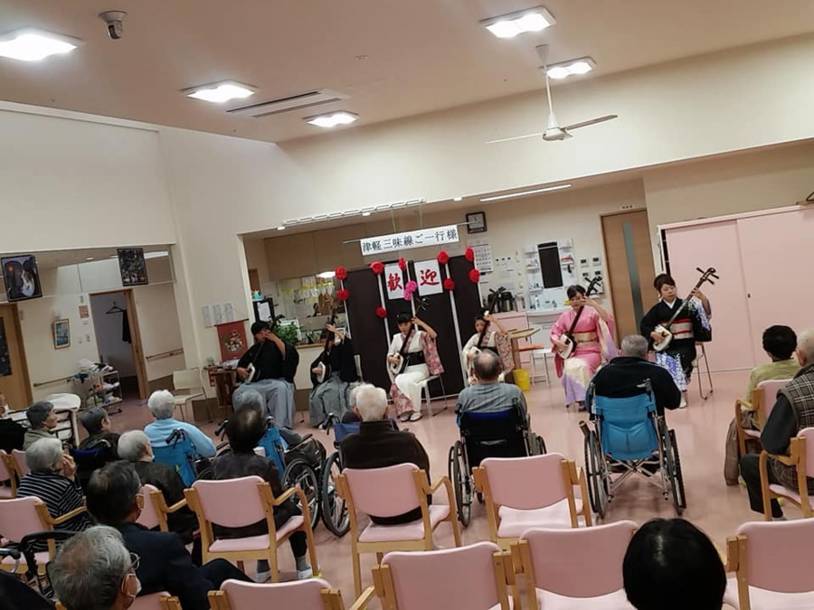 短期入所生活介護事業所 みんなのまち岩城の写真10枚目：津軽三味線の演奏会！