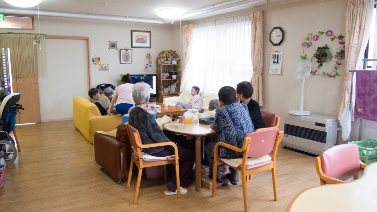 ヒューマンライフケア大倉湯グループホームの写真2枚目：明るくて広々なフロアで食事や体操なども。