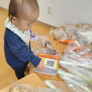 セルホーといた保育園（保育士の求人）の写真8枚目：セルホーモール♪SDGｓ活動でくず野菜のお買い物の様子♬