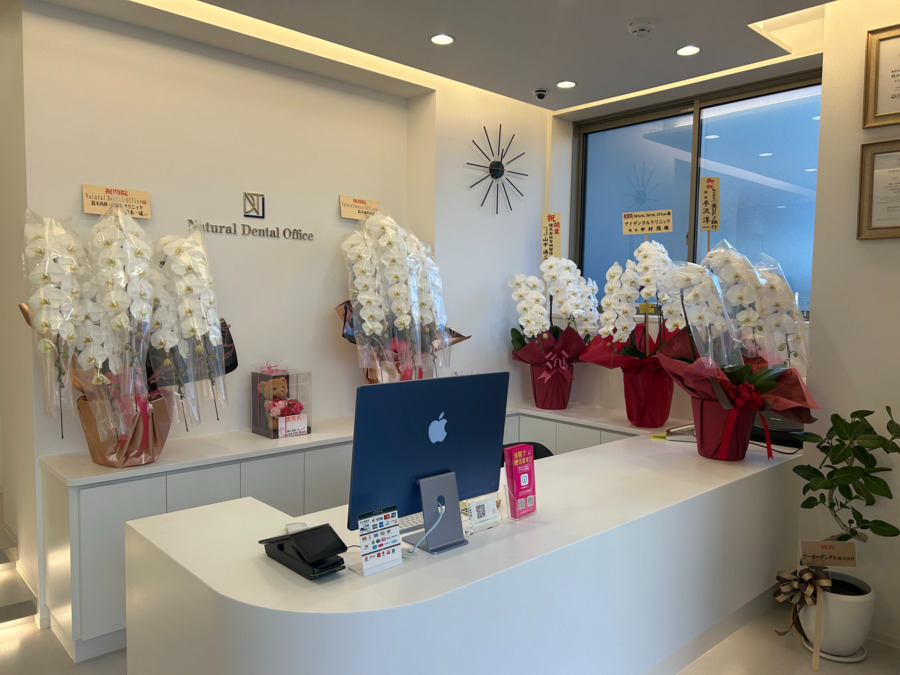 Natural Dental Office【2025年01月11日オープン】（歯科助手の求人）の写真2枚目：受付風景。