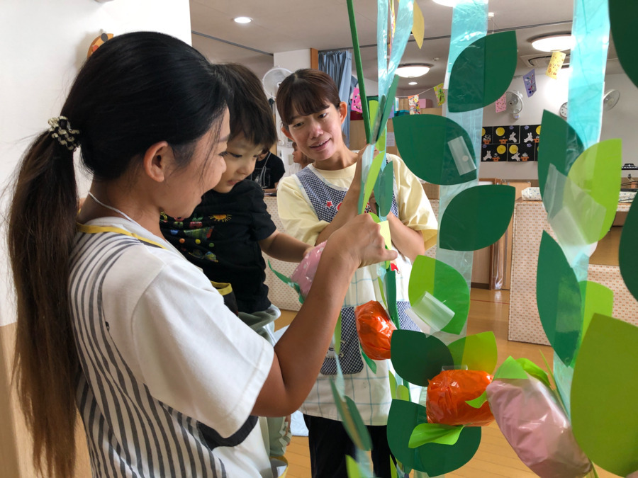 ぽれぽれ保育園藤が丘(保育士の求人)の写真5枚目:飾りつけもいっしょに