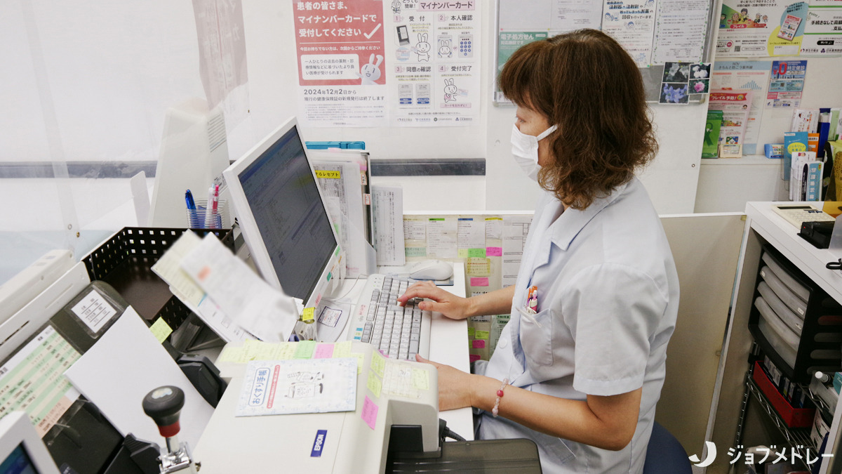 すずらん薬局いずみ野店（薬剤師の求人）の写真9枚目：お薬の情報はパソコン上でしっかりと管理しています
