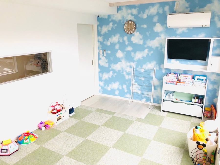 医療法人一颯会　よつば歯科クリニックの写真10枚目：おもちゃや絵本が充実したキッズルーム。壁紙の青空が解放感を演出♪独立空調も完備！