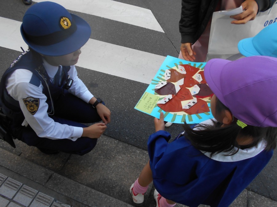 若宮幼稚園の写真9枚目:勤労感謝、おまわりさん、いつもありがとうございます。