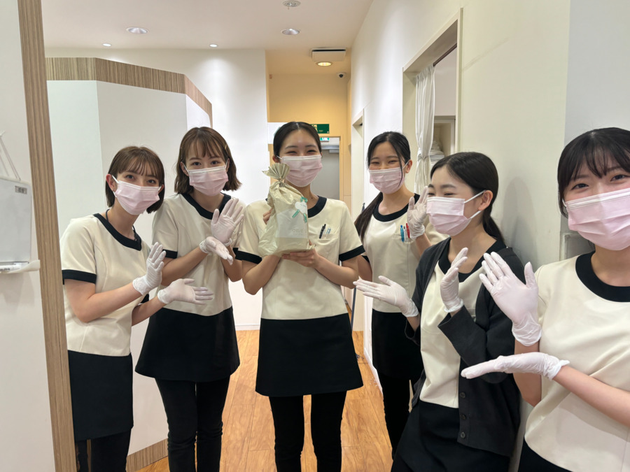 うおずみ歯科クリニック（歯科助手の求人）の写真6枚目：スタッフ誕生日イベントの一コマ。( ^)o(^ )