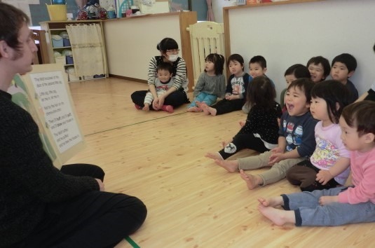 あそびのてんさい西大宮保育園【2021年04月01日オープン】(保育士の求人)の写真:英語レッスン