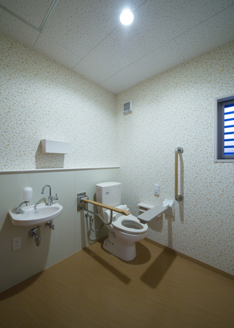 グループホームなでしこ温品（介護職/ヘルパーの求人）の写真6枚目：各階3か所のトイレがあります