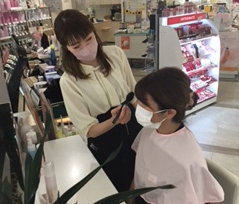 キク薬舗　いづろ本店（美容部員の求人）の写真4枚目：