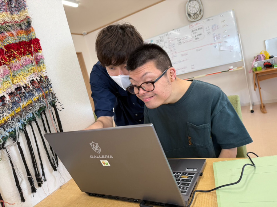 Ｗｏｒｋ＆Ｏａｓｉｓ花筏の写真11枚目：パソコンでは文字打ちや記録を打ち込んだり、メタバースなど最新にもチャレンジ！
