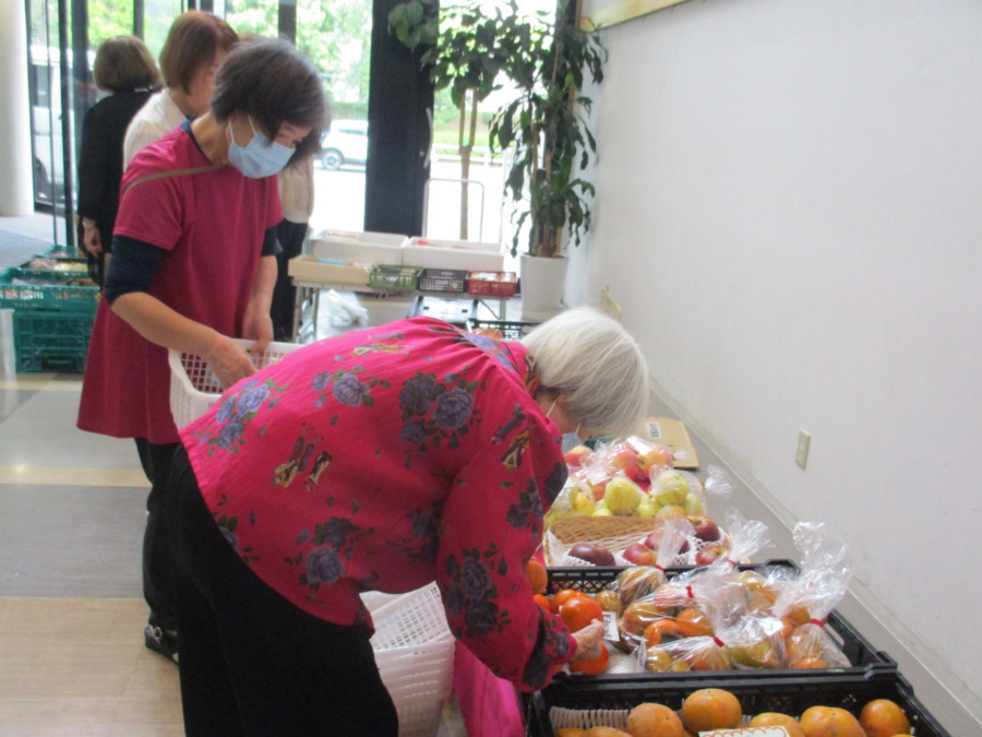 南生協よってって横丁 小規模多機能ホームよってって(介護職/ヘルパーの求人)の写真9枚目:同じ建物内1階の「カリーナマーケット」へ。野菜や果物がお手頃に買えます。