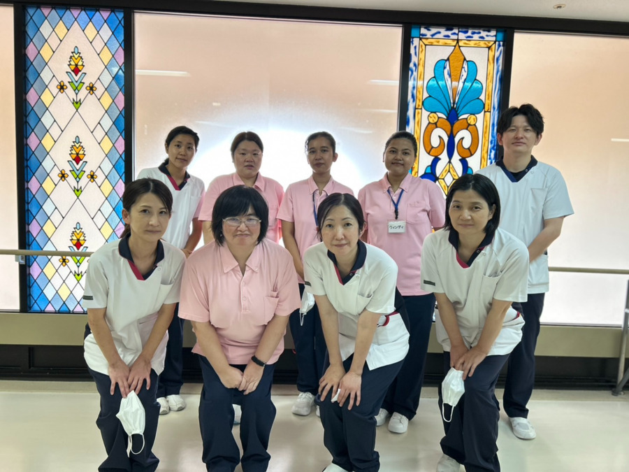 天草セントラル病院（看護助手の求人）の写真2枚目：外国人スタッフも入職し、和気あいあいと業務を行っています