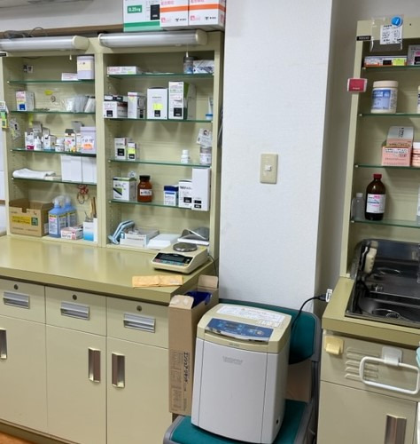 すもも薬局（薬剤師の求人）の写真8枚目：軟膏自動混合器、散薬台