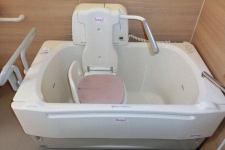 ミモザ西船橋グループホームの写真3枚目：浴室です♨ご利用者への入浴介助の際は、より細やかなケアの提供が求められます♪