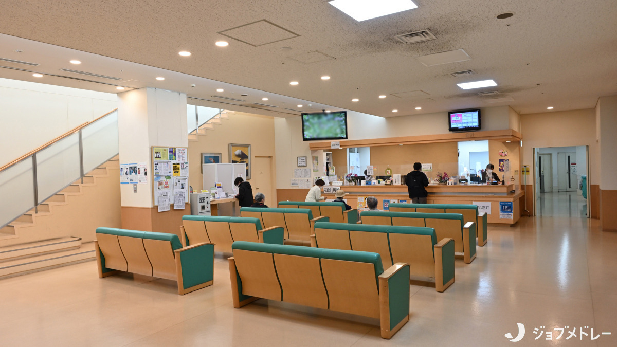 平和病院（医療事務/受付の求人）の写真5枚目：来院の方をお迎えするエントランスホールです