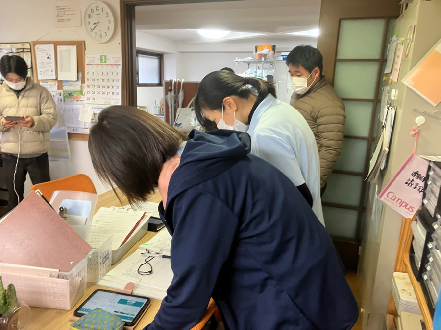 SORA訪問看護ステーション（理学療法士の求人）の写真6枚目：毎朝の朝礼風景です。全員写っていませんが、タブレットを各自見ながら予定共有です