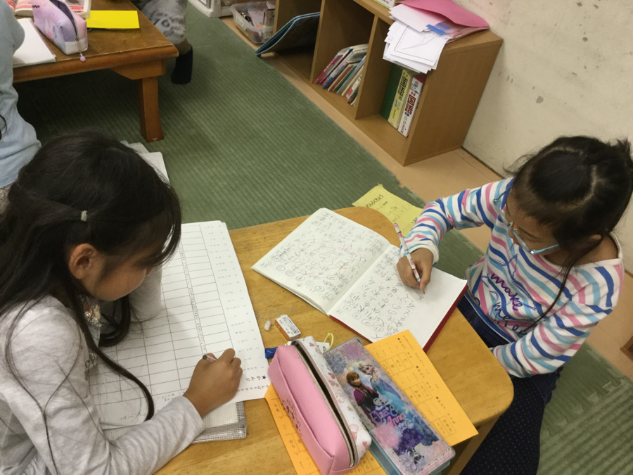 吉浜児童クラブ(児童指導員/指導員の求人)の写真5枚目:宿題をするか遊ぶかの選択も子どもたちが自分で決めます。
