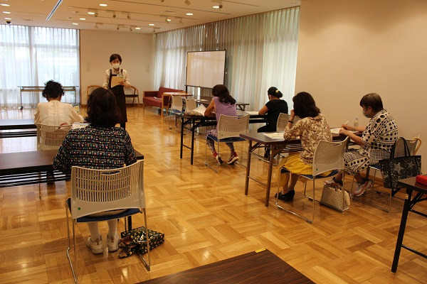 港区立神明いきいきプラザ（管理栄養士/栄養士の求人）の写真9枚目：健康運動指導士とのコラボ企画。食と運動の両面からアプローチもします！