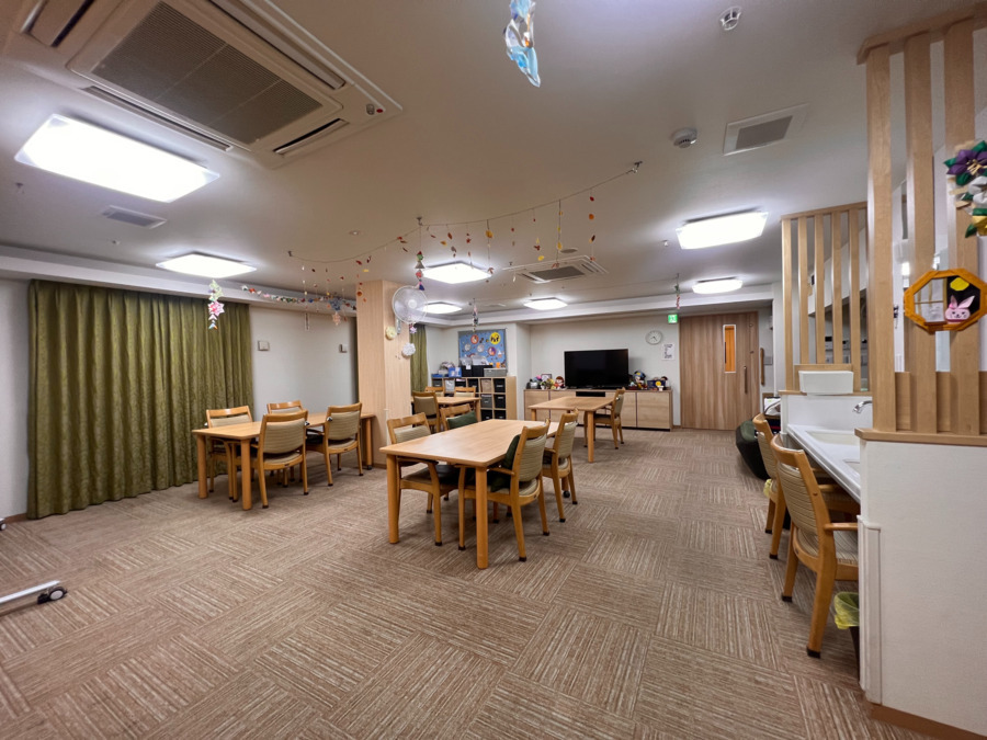 ミモザ市原小規模多機能型居宅介護の写真3枚目：食堂兼リビングです。掃除のよく行き届いた明るく清潔感のある空間となっております♪