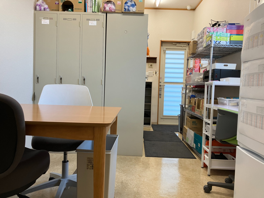 オレンジ薬局（調剤事務の求人）の写真5枚目：休憩室です。専用ロッカーがあります。トイレは患者さんとは別です。
