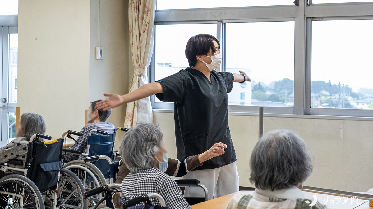 介護老人保健施設ヒューマンライフ富士（介護職/ヘルパーの求人）の写真10枚目：明るい声かけで身体を動かします＊