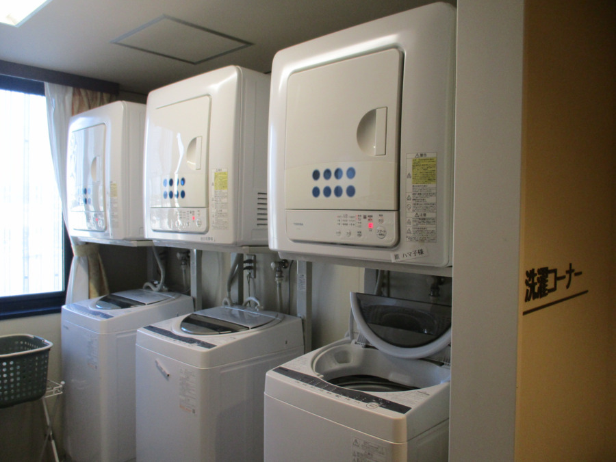 南生協よってって横丁　おたがいさまの家（介護職/ヘルパーの求人）の写真5枚目：利用者や横丁他事業所も使用できる洗濯コーナーもあります。
