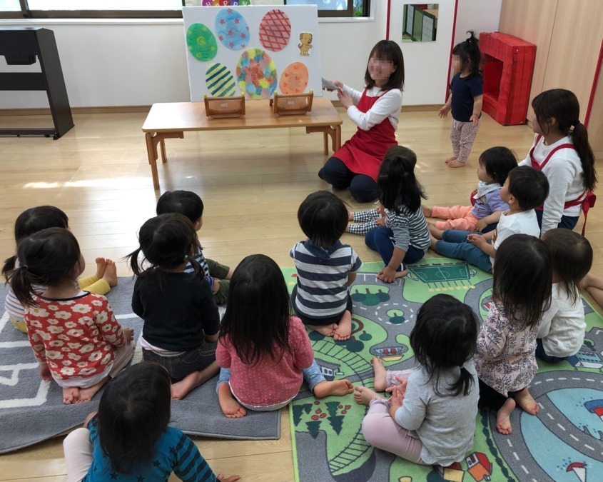 マグハウス西荻第２（保育士の求人）の写真5枚目：パネルシアター。みんな夢中できいています！
