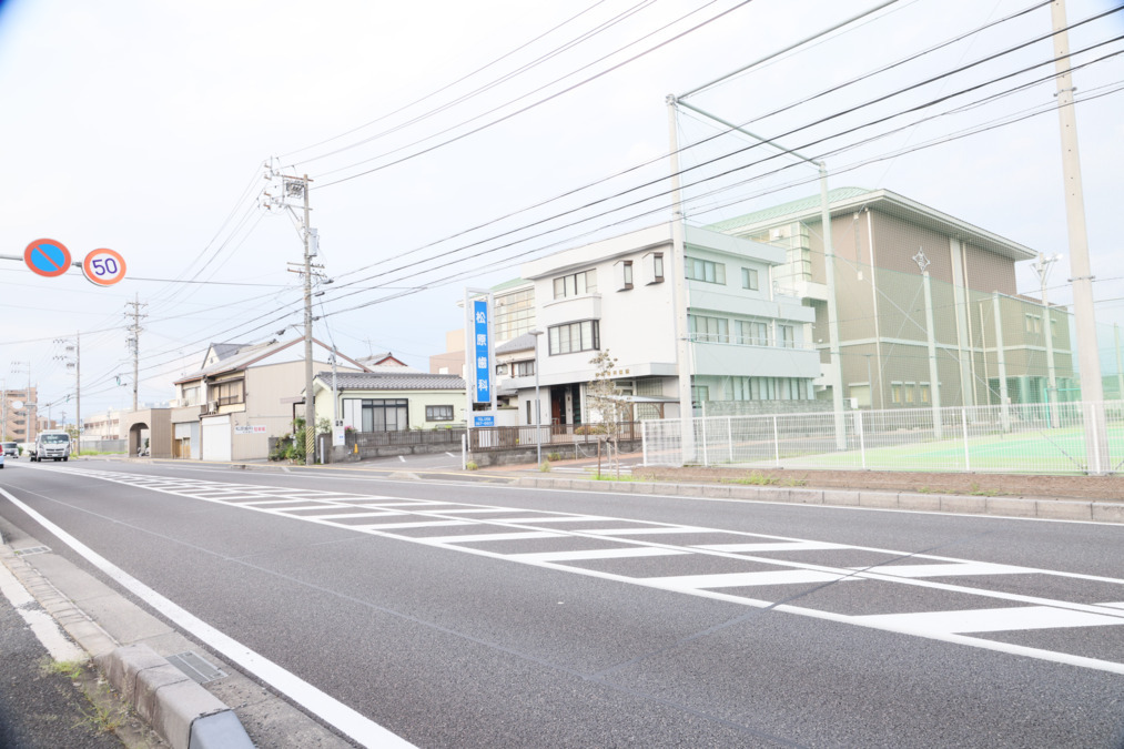 松原歯科医院（歯科衛生士の求人）の写真3枚目：広い道に面し、従業員用第二駐車場あり