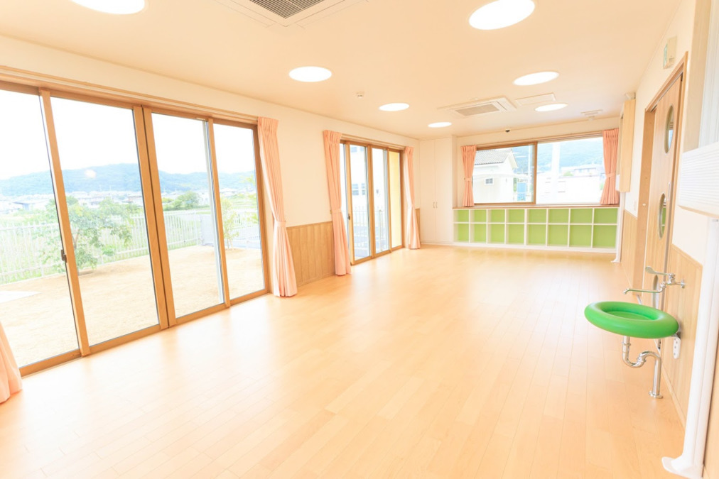 しんじ保育園の写真3枚目：園内は広々としており、開放的です。