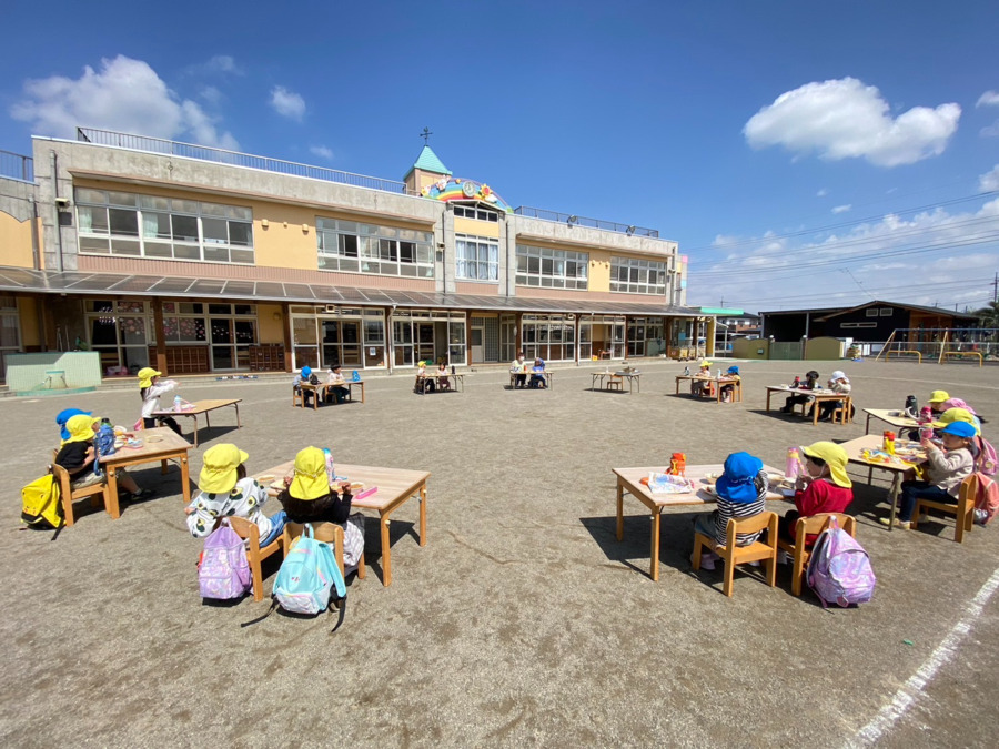 立石保育園（調理師/調理スタッフの求人）の写真3枚目：園庭であおぞらレストラン　みんなで食べるとおいしいね☆