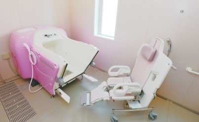 有料老人ホームフェリーチェ（介護職/ヘルパーの求人）の写真4枚目：機械浴の設備も提供します
