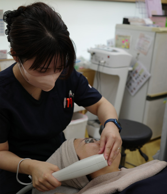 医療法人元気会　わかさクリニック（看護師/准看護師の求人）の写真2枚目：肌本来の美しさを引き出し、患者さまの笑顔を増やすやりがいを感じられます。