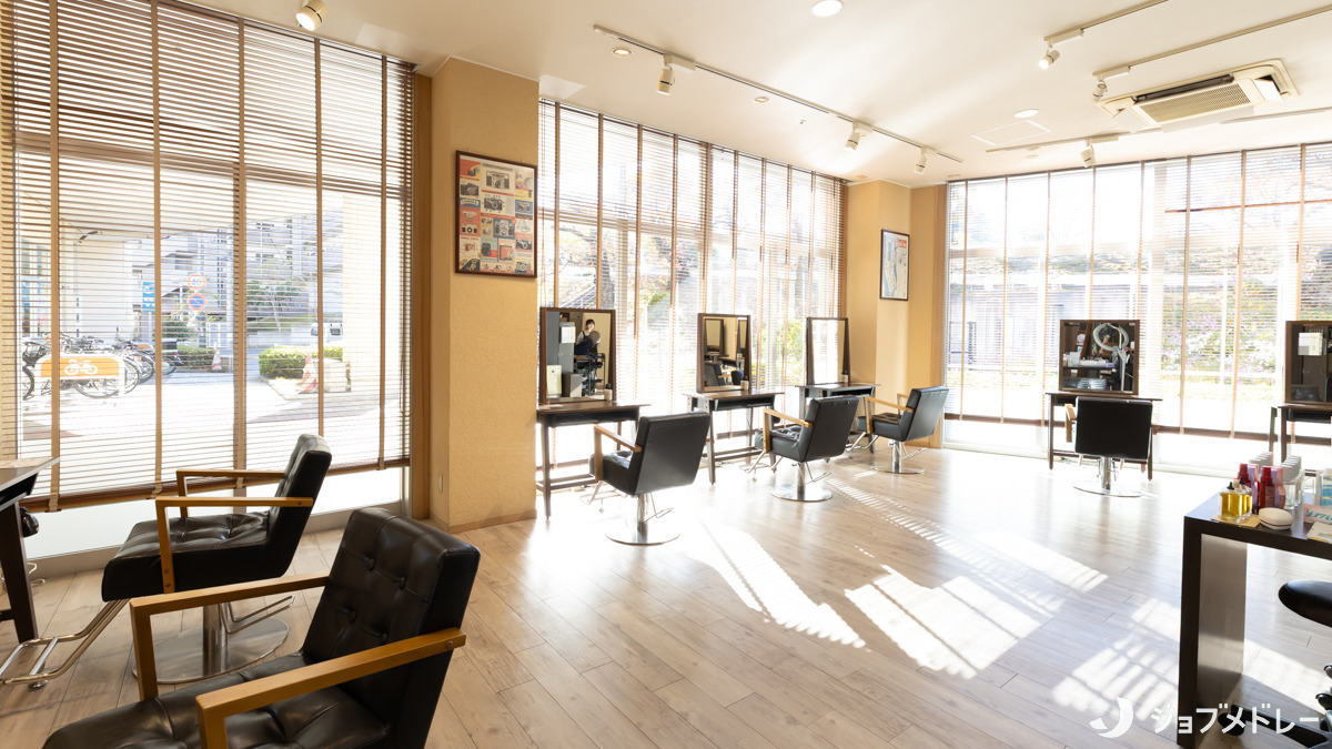 Libre jeunesse（美容師の求人）の写真6枚目：ゆったりとしたスペースがあり、リラックスできる空間です