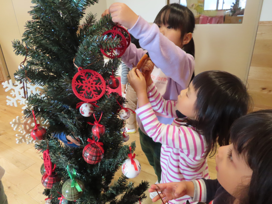 このえ西亀有保育園の写真12枚目：クリスマスツリーは皆で飾り付け♪／西亀有
