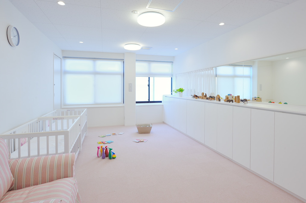 Nicot石神井公園の写真5枚目：０歳児クラスは、お子様が安心してほふくできるお部屋になっています！