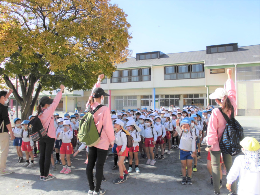 まふみ幼稚園の写真3枚目：近くに歩いて園外保育に出かけます。