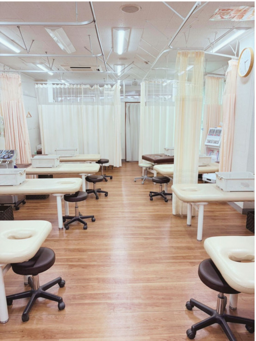 斎藤整骨院の写真5枚目:ベッド数は10床あり、ベッドに余裕を持って施術に取り組めます!