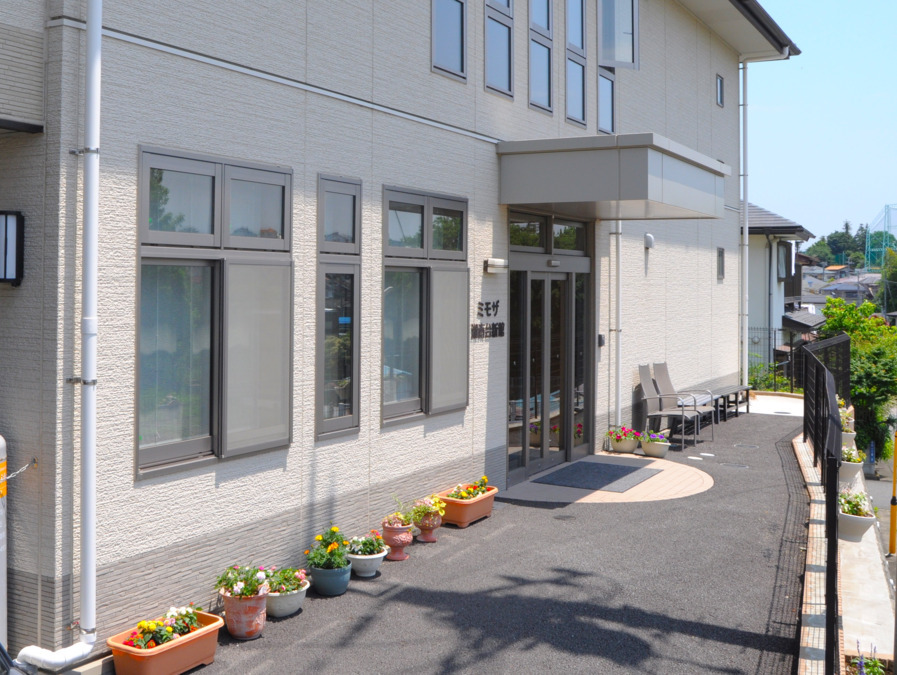 ミモザ湘南台新館介護付きホームの写真2枚目：施設の入口です。施設内は掃除のよく行き届いた明るく清潔な空間となっております♪
