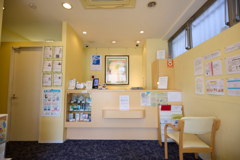 板橋グレース歯科医院（歯科助手の求人）の写真3枚目：温かい雰囲気の待合室