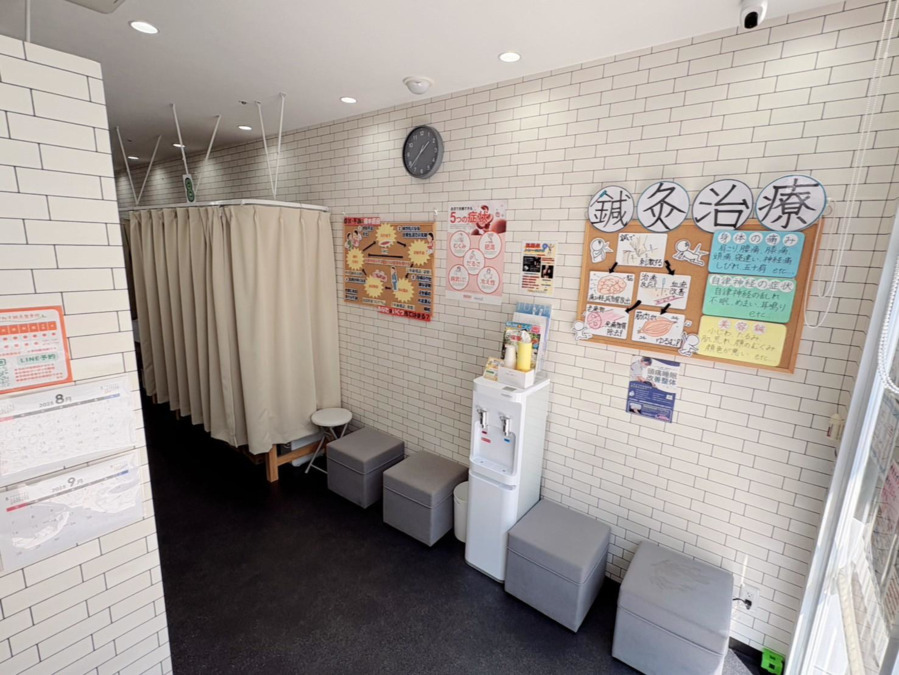 はぴねす鍼灸整骨院　川西院（柔道整復師の求人）の写真3枚目：待合スペース